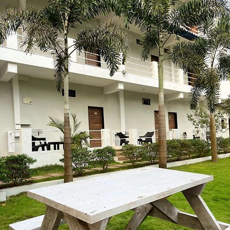 Fourteen Pods By The Sea Hotel Morjim Exterior foto