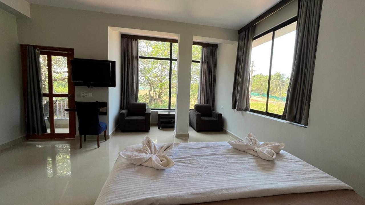 Fourteen Pods By The Sea Hotel Morjim Exterior foto